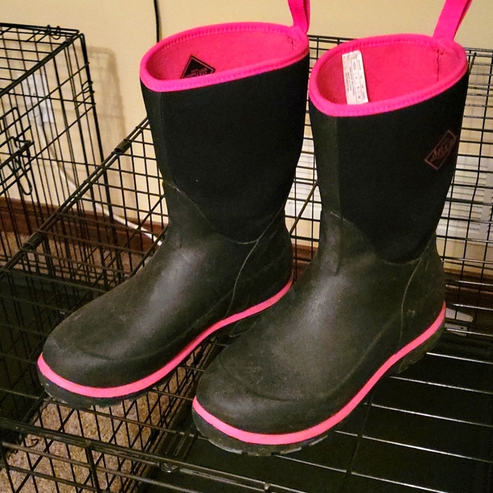 Muck boots pink and black kids